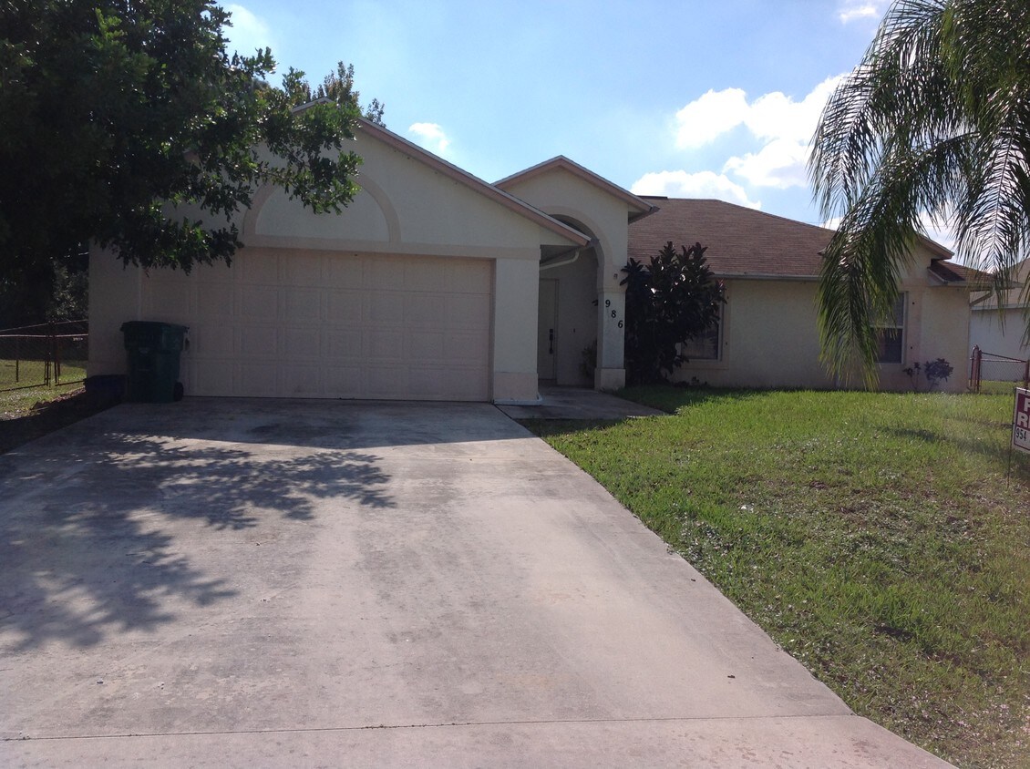 Foto principal - 986 SW N Globe Ave