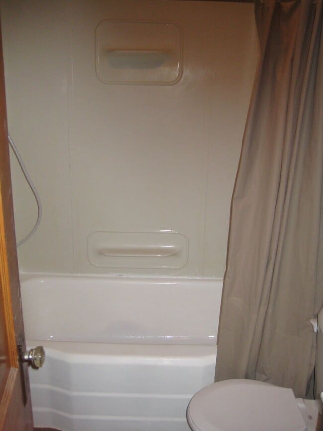 Bath tub - 612 S Rustin St