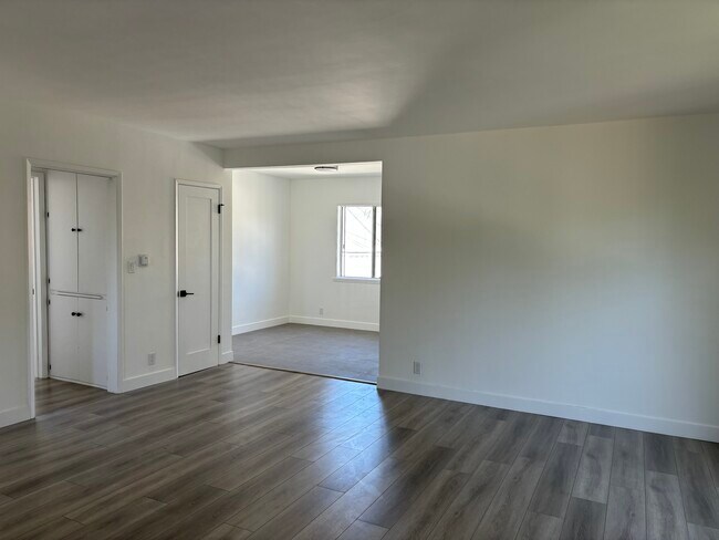 Building Photo - 347 6th Ave