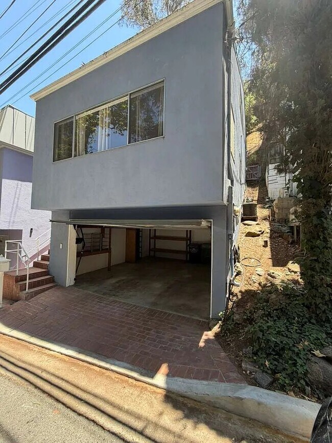 Foto del edificio - 8572 Wonderland Ave