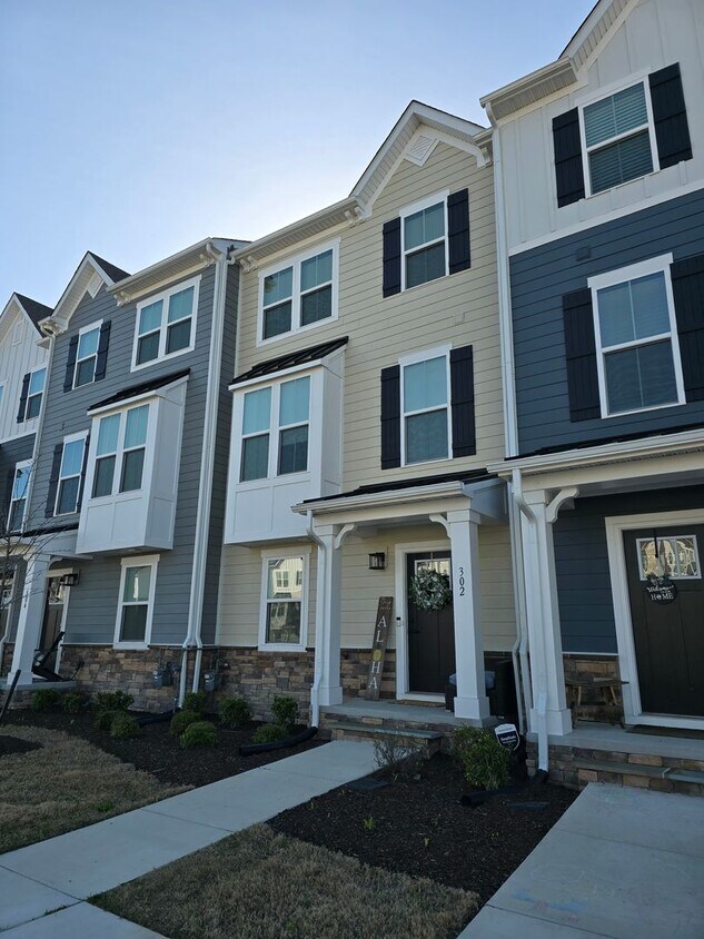 Building Photo - 4 Bed, 3.5 Bath Townhome Located just minutes from the VA/NC Line