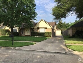 Building Photo - 1215 Ashwood Dr