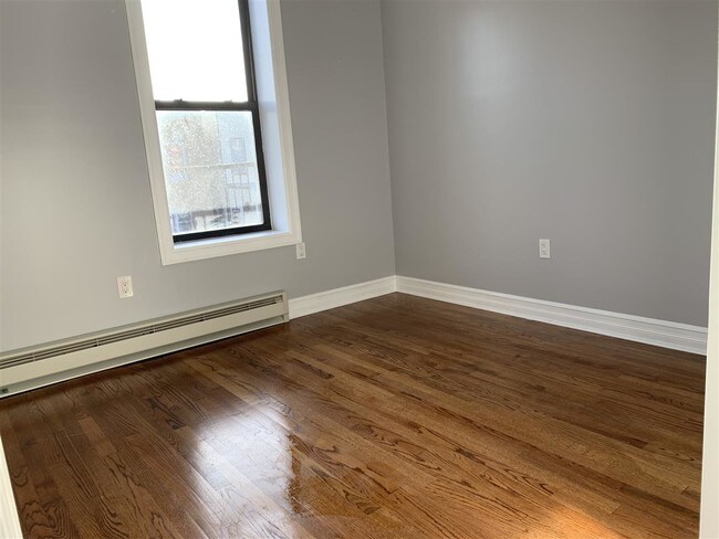 Building Photo - 409 58th St