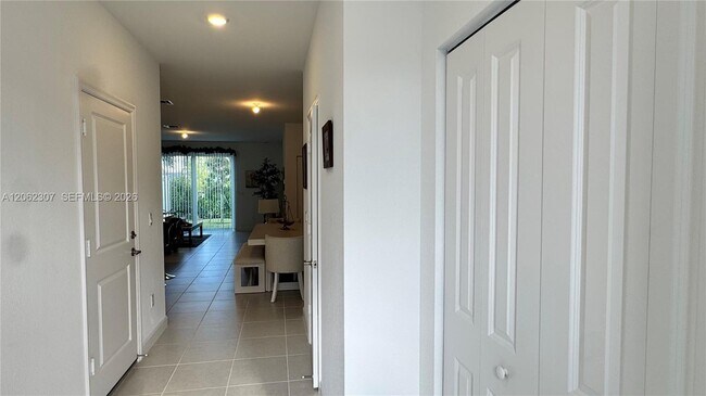 Building Photo - 401 SE Crossoak Ln