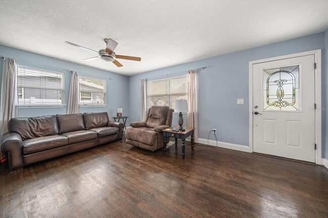 Building Photo - 908 S Palm Dr SW