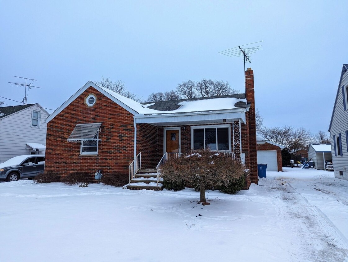 Timeless Elegance in this Classic Brick Ranch House Rental in Lorain