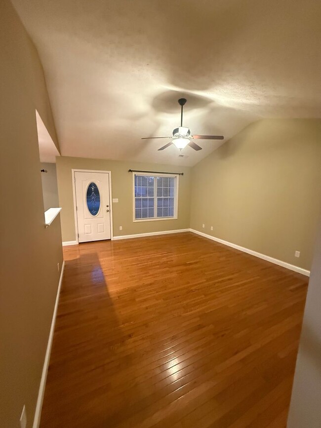 Building Photo - 3 Bed/2 Bath House with 2 Car Garage