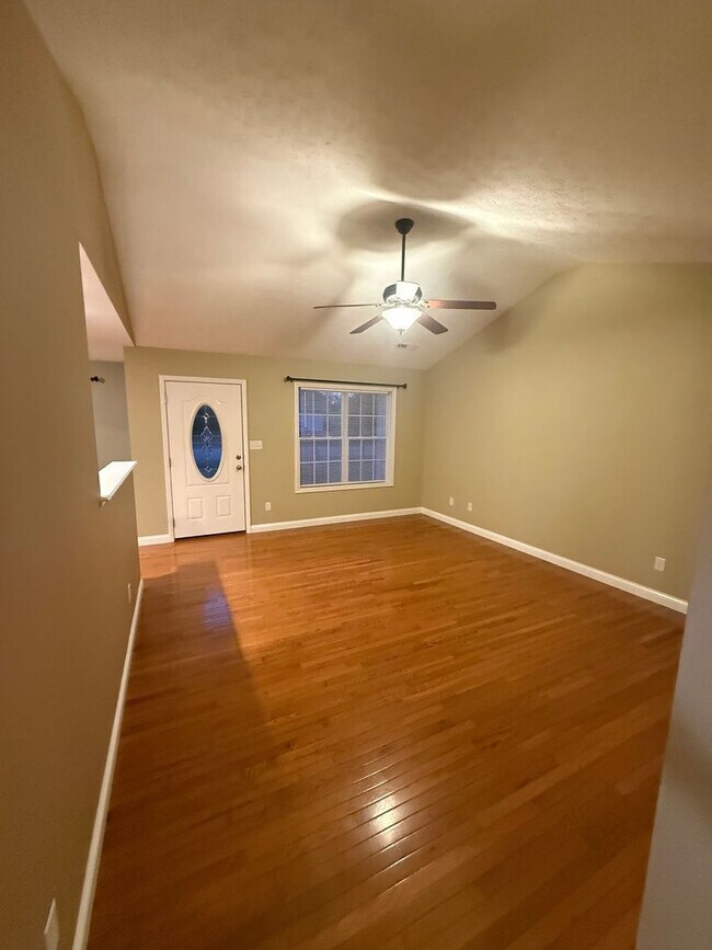 Foto del edificio - 3 Bed/2 Bath House with 2 Car Garage