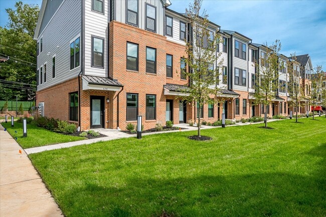 Building Photo - 624 Sadie Cir