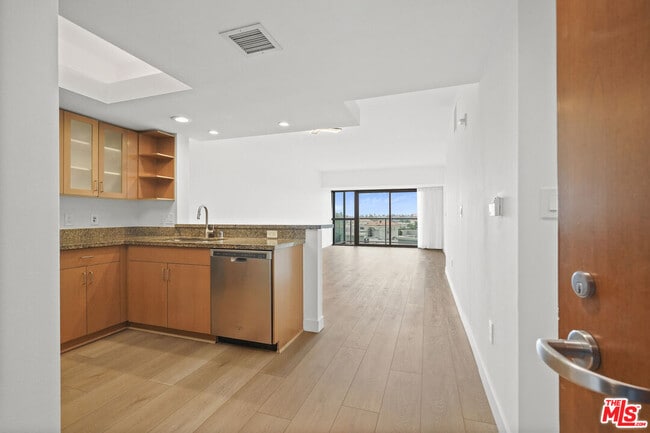Building Photo - 13700 Marina Pointe Dr