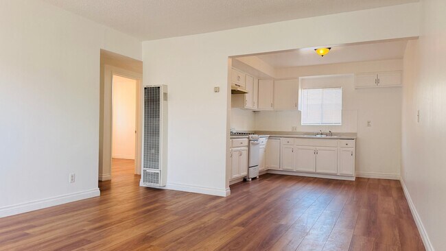 Foto del edificio - 1439 W 84th Pl