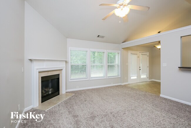 Building Photo - 2557 Woodford Ln NE