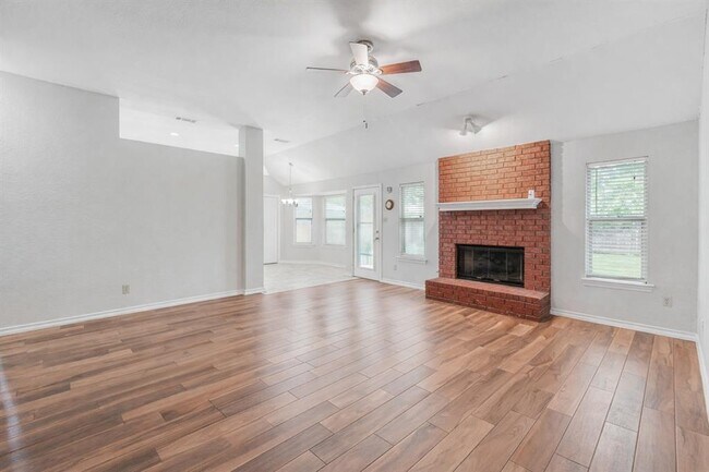 Building Photo - 203 Pin Oak Dr