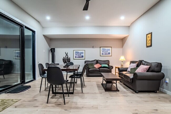 Photo du bâtiment - 80 Sand Bay Rd