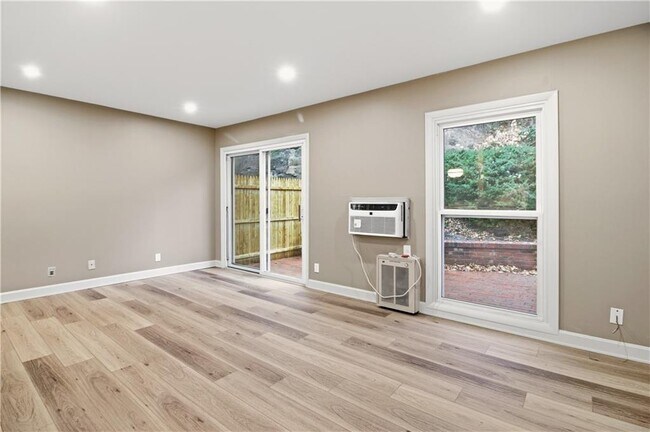 Foto del edificio - 388 S Main St