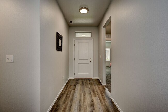 Building Photo - 4 bed 2 bath home for rent