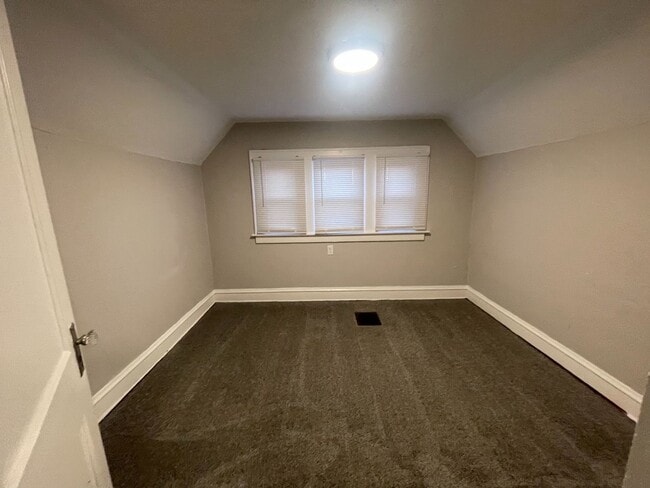 Building Photo - 3 Bedroom Single Family