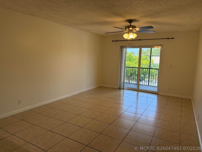 Foto del edificio - 255 S Cypress Rd
