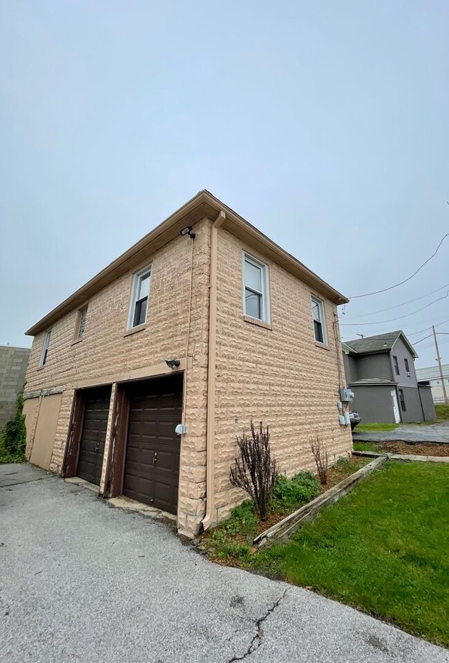 Building Photo - 3827 Willow Ave
