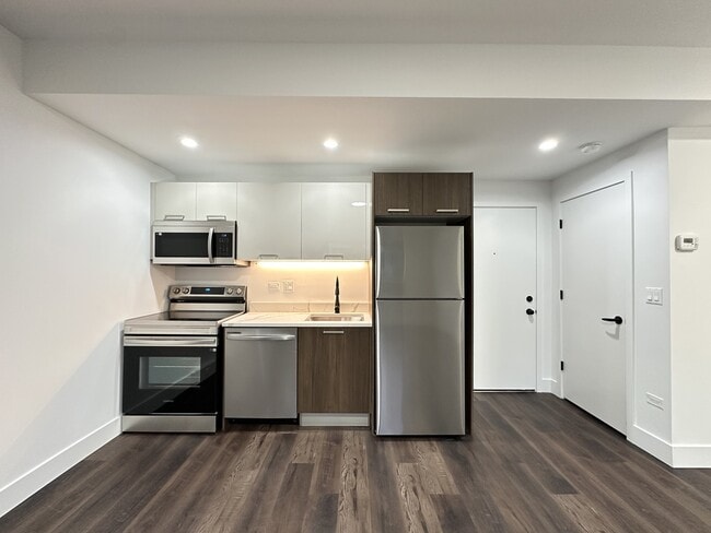 Building Photo - 1553 W Hollywood Ave