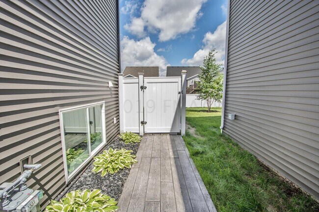 Foto del edificio - Spacious 3 bed/3 bath Home For Rent (2,324...