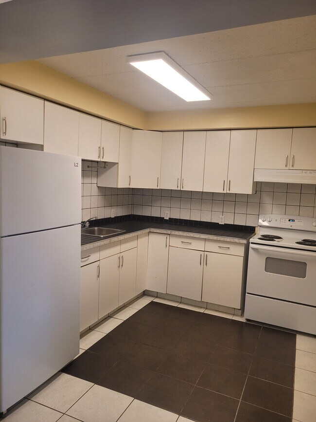 Photo du bâtiment - UPDATED ONE BEDROOM APARTMENT ON GROUND FLOOR