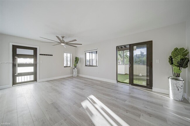 Foto del edificio - 3 br, 2 bath House - 1721 SW 11th Ter # 2