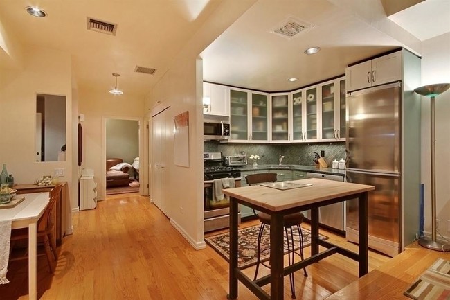 Building Photo - 253 W 73rd St