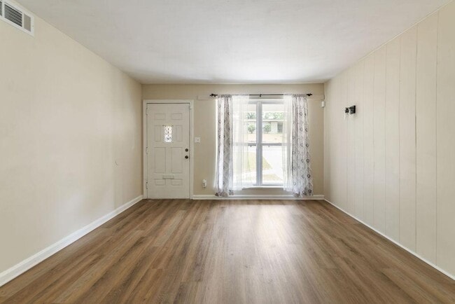 Building Photo - 4936 Springhill Dr