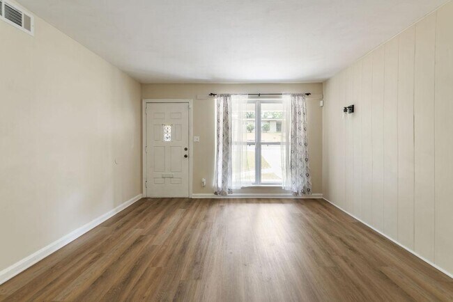 Foto del edificio - 4936 Springhill Dr
