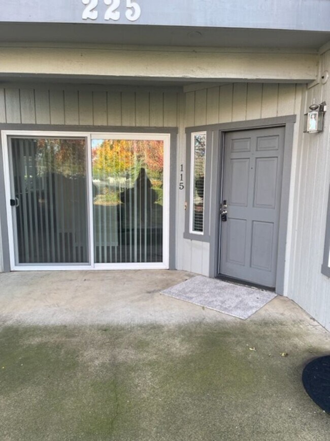 Building Photo - 2 Bedroom Ground Floor Condo in Beautiful ...