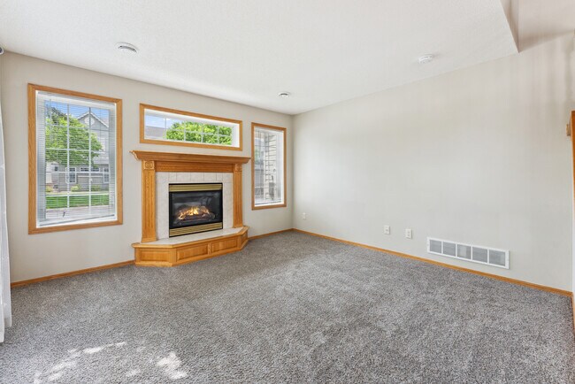 Foto del edificio - 11013 Douglas Ln N