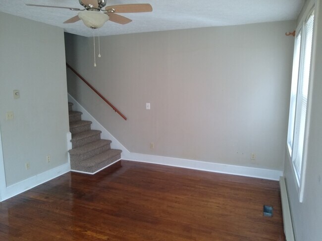 Sala de estar - 1728 Washington St E