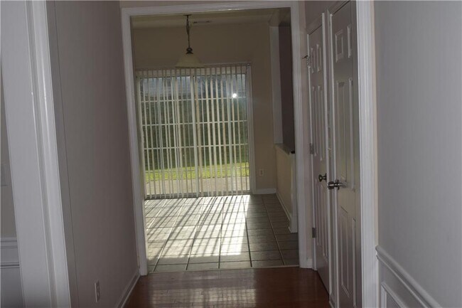 Building Photo - 2520 Vistoria Dr
