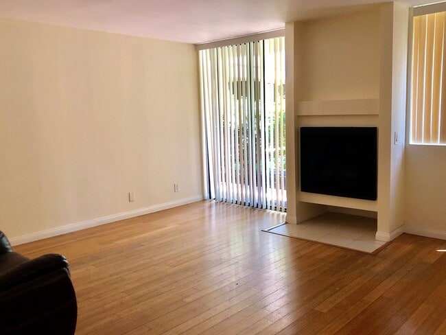 Foto del edificio - REMODELED CONDO WITH WOOD FLOORS! NEW KITCHEN! FIREPLACE! GYM, POOL! REC ROOM AND MORE