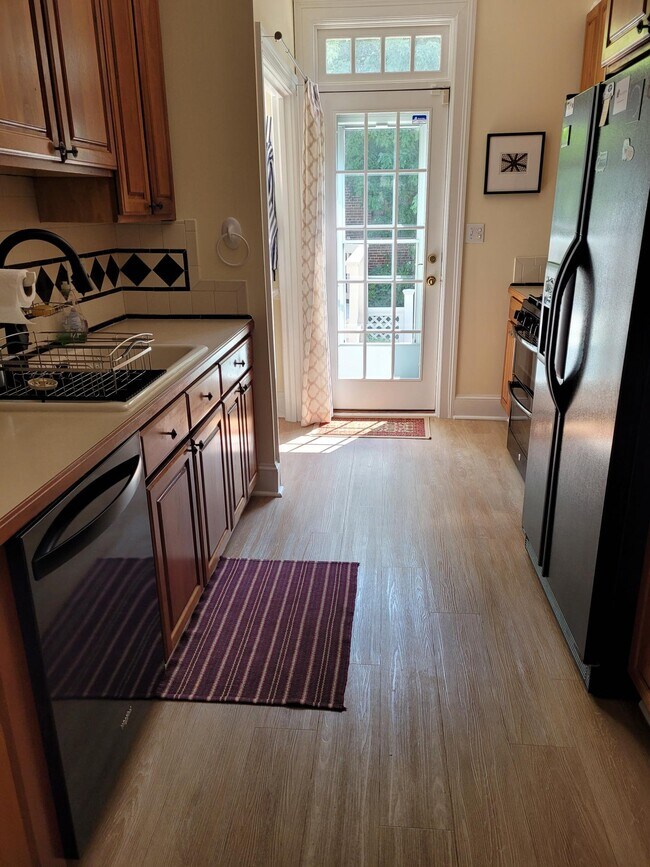 Ktichen con microondas, horno doble y nevera - 3935 Cloverhill Rd
