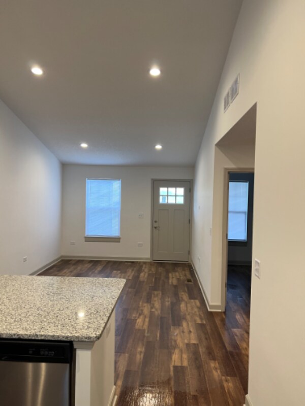 Building Photo - 415 Stewart Ct