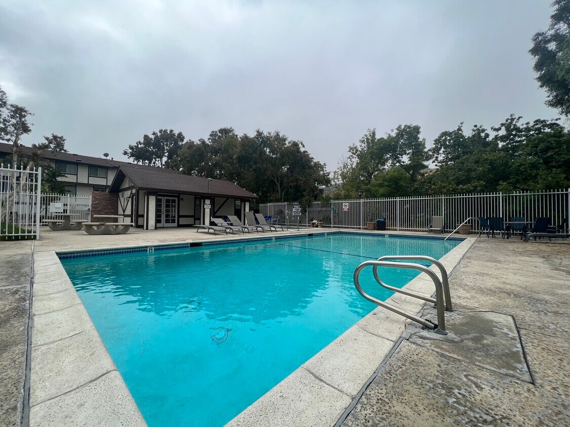 Primary Photo - 10480 Sunland Blvd