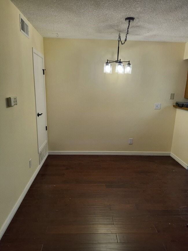 Building Photo - 922 S Walden St