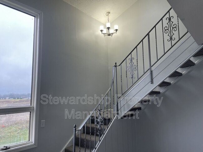 Building Photo - 785 Kerns Dr NE