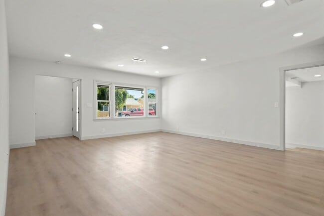 Building Photo - Newly Remodeled 4 Bedroom 2 Bathroom Singl...