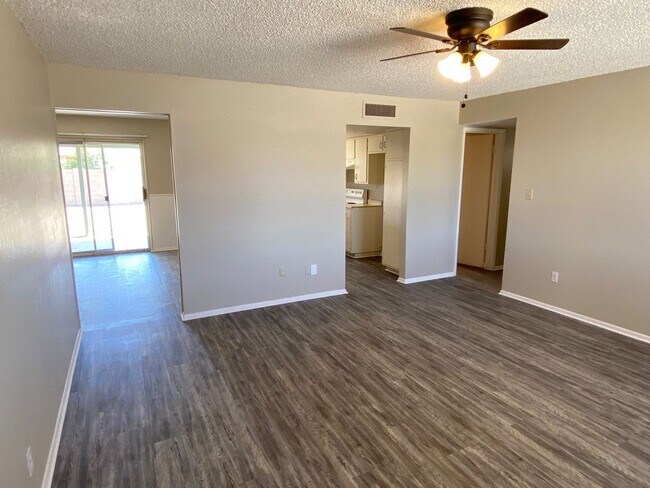 Foto del edificio - Single Level, Fresh Paint, New Laminate Fl...