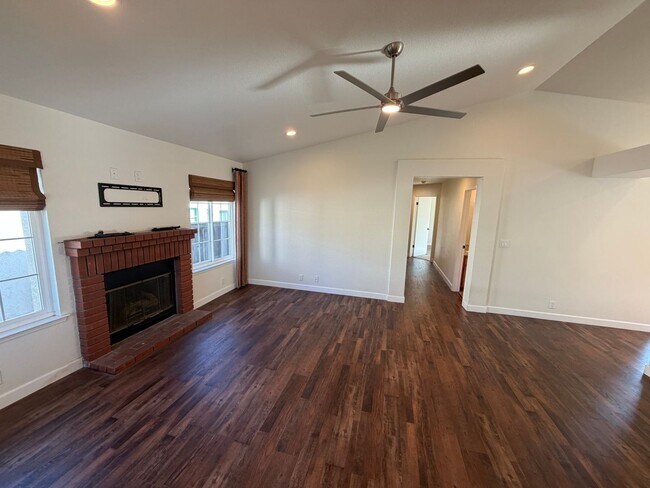 Foto del edificio - 4374 Woodmere Rd