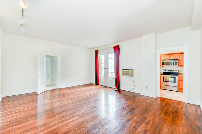 Building Photo - Massive Columbia Heights 785 Square Foot O...