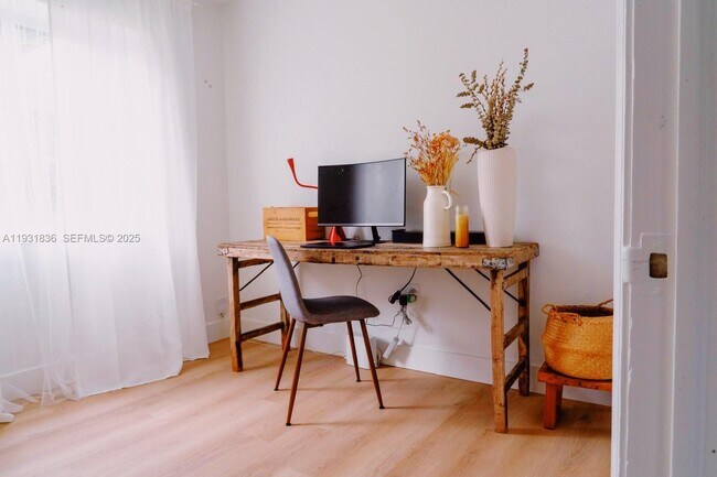 Building Photo - 1075 NE 120th St