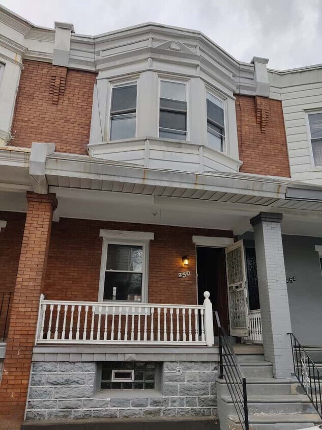 Foto principal - 250 N Salford St