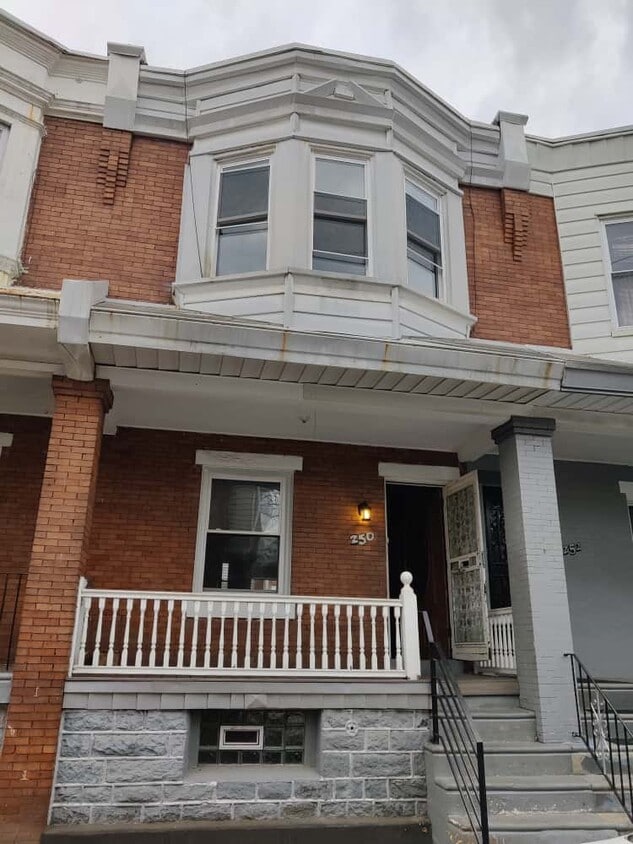 Primary Photo - 250 N Salford St