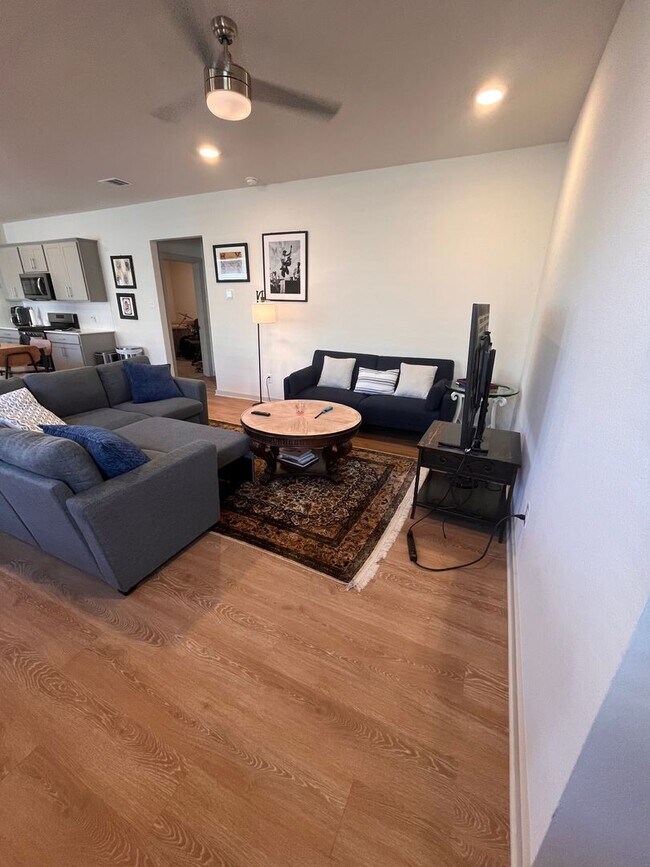 Foto del edificio - 3 bed 2 bath home off I-35