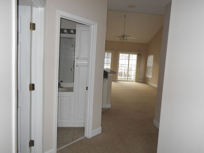 Building Photo - 3 bedroom, 2 bath condo in The Fountains