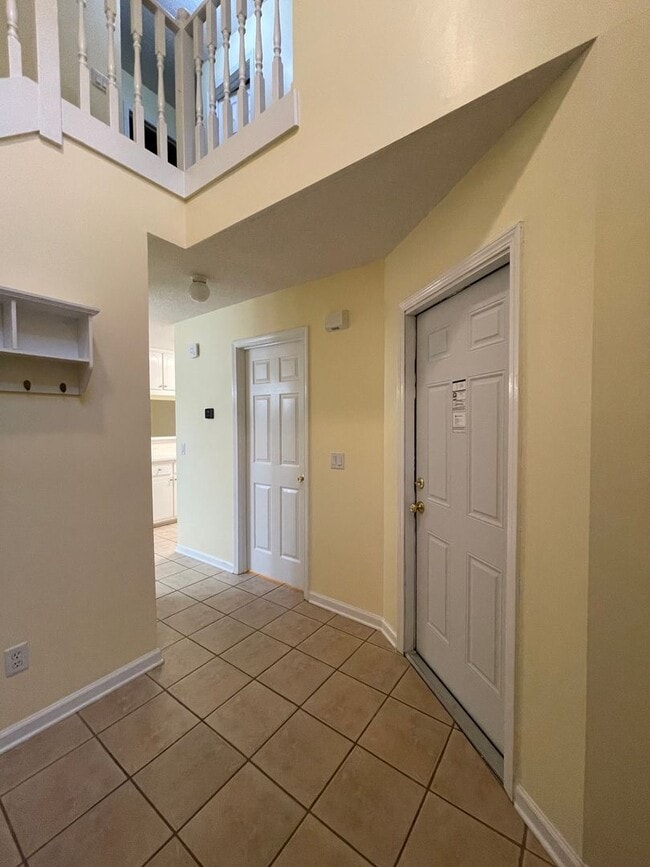Building Photo - Foxchase Subdivision - End Unit!